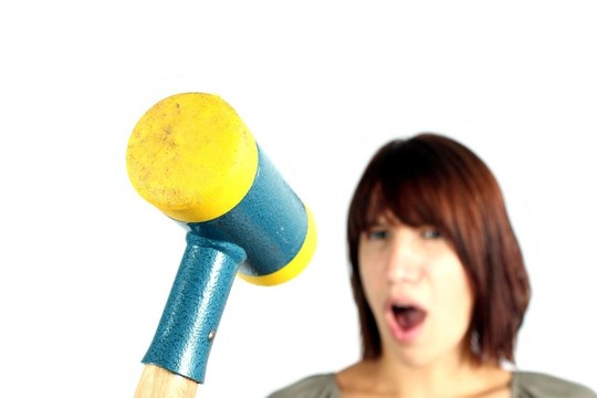 女孩用錘