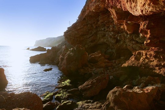 在拉斯維加斯的值班表德尼亞西班牙蔚藍的地中海海景海灘和巖石；
