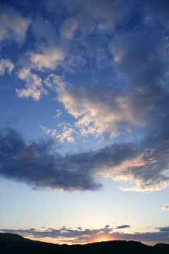 戲劇性的紅色藍(lán)色天空在夕陽(yáng)傍晚的色彩鮮艷