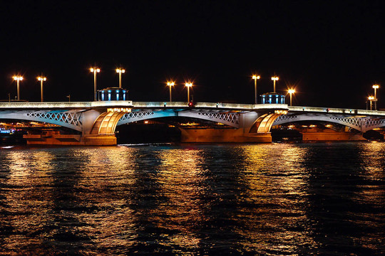 大橋橫跨Neva河的夜間照明