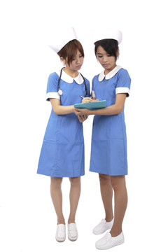 兩個(gè)護(hù)士讀剪貼板和孤立在白色背景