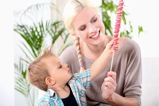 年輕漂亮的母親給她兒子lollipop