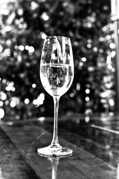 Winerey拿著酒杯（B