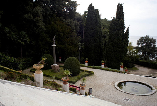 在公園的樓梯；Miramare castle