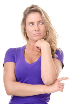 金發(fā)女人用手指做手勢