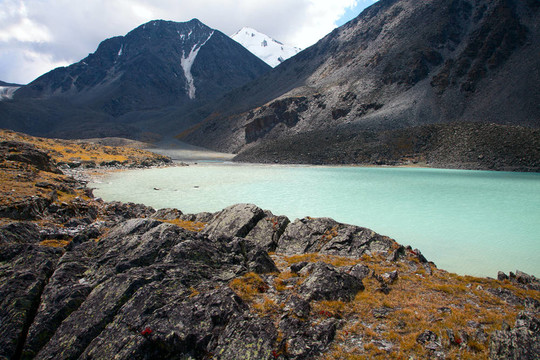 山上的湖
