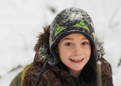快樂的小男孩在雪地里