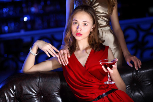 年輕女子在夜總會喝一杯
