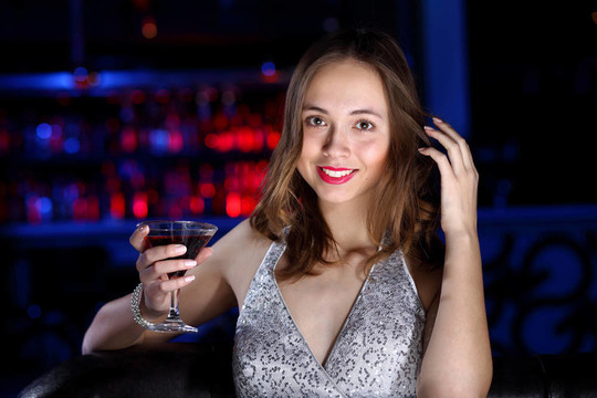 年輕女子在夜總會喝一杯