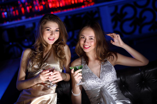 年輕女子在夜總會喝一杯