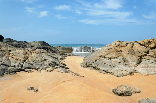 海浪在海岸上的石頭