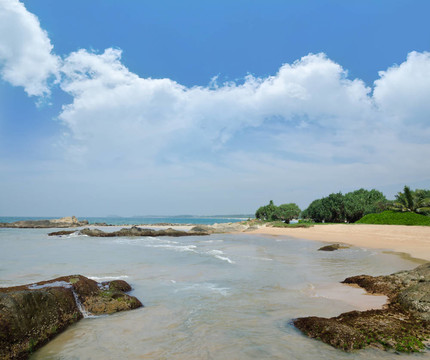 海浪在海岸上的石頭