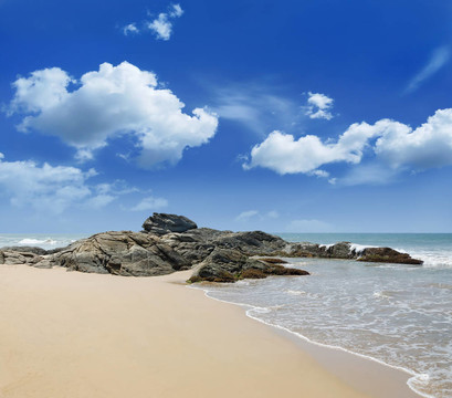海浪在海岸上的石頭