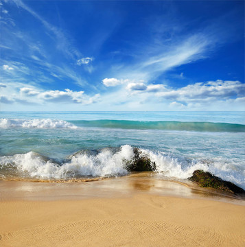海浪在海岸上的石頭