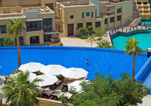 迪拜市中心的游泳池；UAE