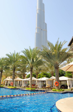 迪拜市中心的豪華酒店游泳池；在UAE