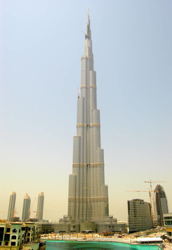 迪拜；UAE - 8月27日：Burj Khalifa（迪拜塔）中的太陽(yáng)