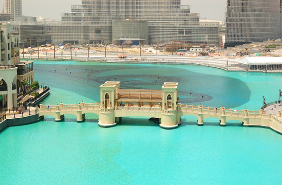 迪拜市區(qū)人工湖橋；UAE