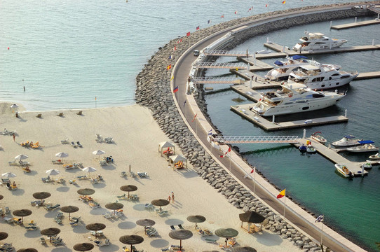 游艇停泊附近豪華酒店和海灘；迪拜；UAE