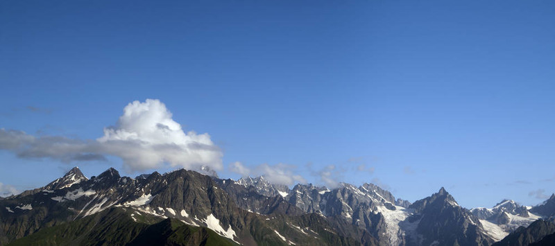 夏山的全景