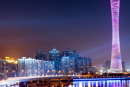 夜晚的城市天際線