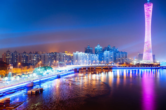 夜晚的城市天際線