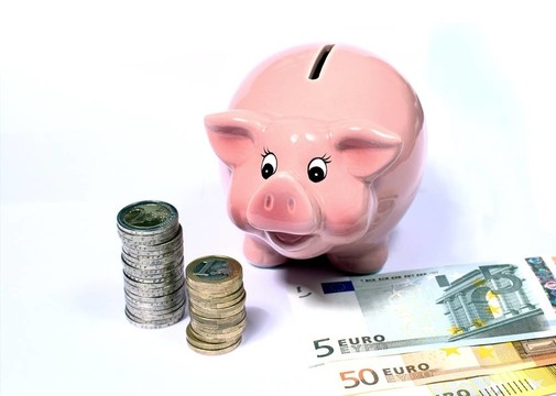 piggi銀行鈔票和coinstacks