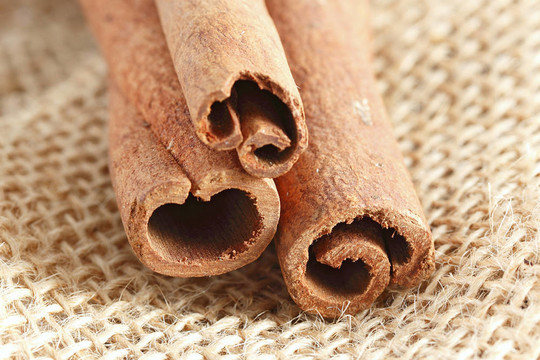 咖啡豆和cinnamonstick一麻袋