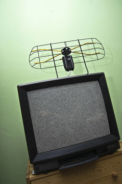 舊電視機(jī)；噪聲圖像；天線。