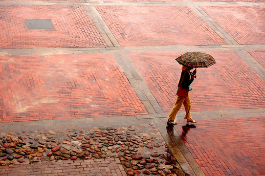 獨(dú)自在雨中