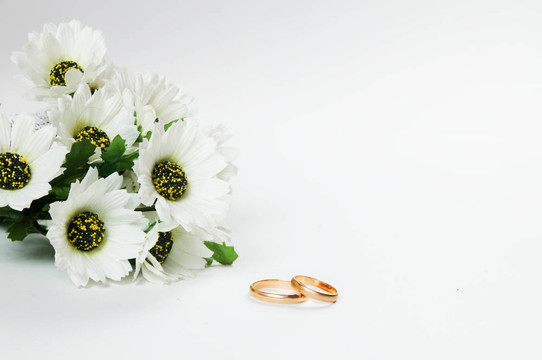 結婚戒指和鮮花
