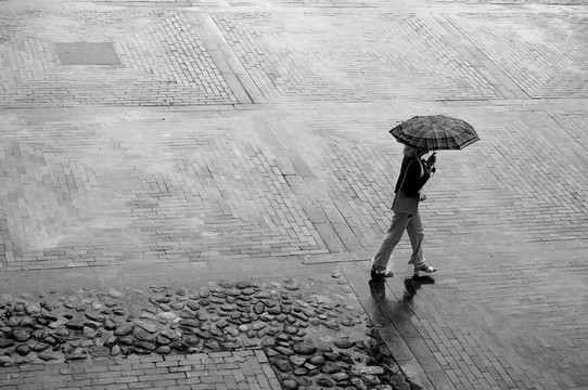 獨(dú)自在雨中