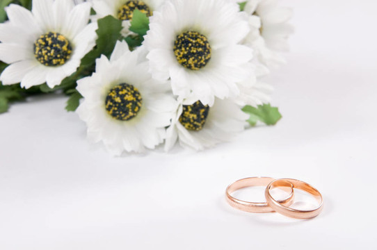結(jié)婚戒指和鮮花