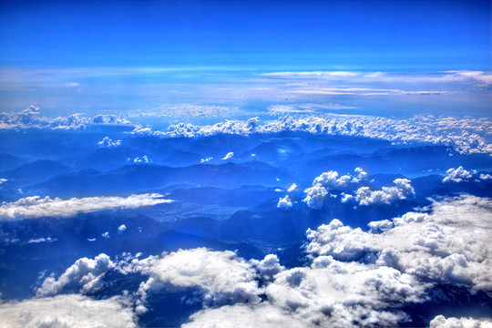 在高高的天空；蓬松的白云