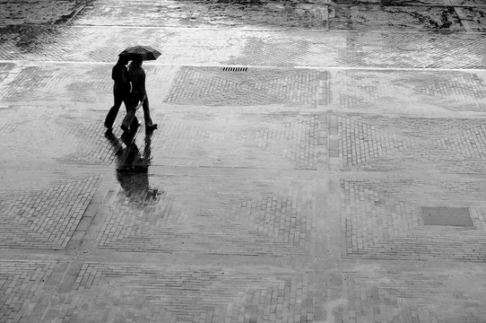 獨(dú)自在雨中