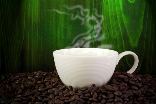 一杯咖啡和咖啡豆。