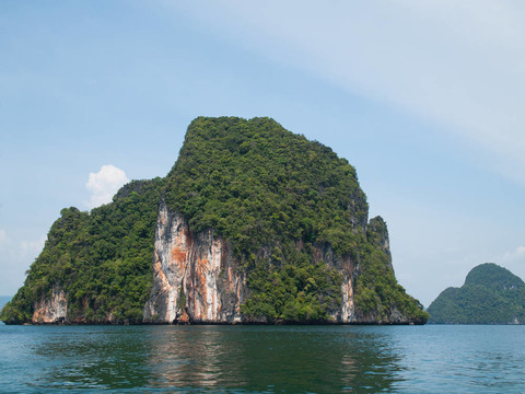 在攀牙灣外海甲米島；泰國
