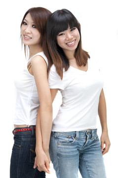 兩個(gè)在白人背景下孤立的亞洲女孩。