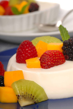 Coconut Panna Cotta與熱帶水果