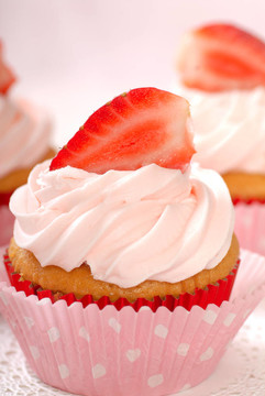 隨著草莓結(jié)霜和strawberriy Vanilla cupcake