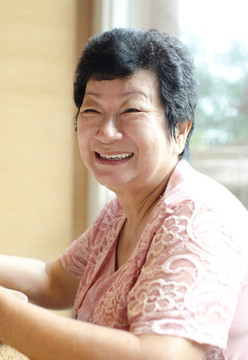 快樂(lè)的60s資深亞洲女人