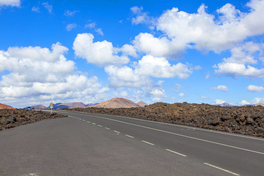 穿過熔巖巖和火山山脈的道路。洛杉磯hervideros。