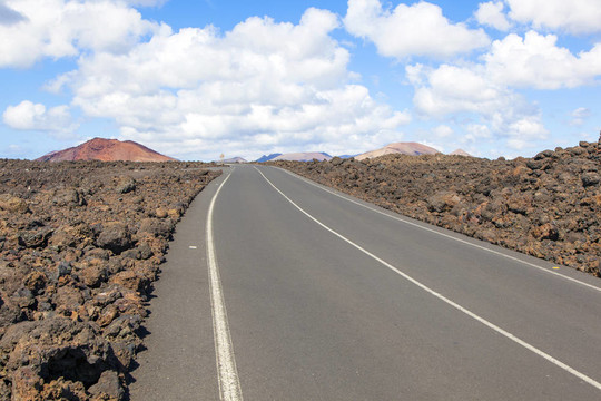 穿過熔巖巖和火山山脈的道路。洛杉磯hervideros。