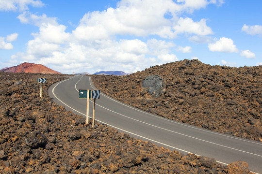 穿過熔巖巖和火山山脈的道路。洛杉磯hervideros。