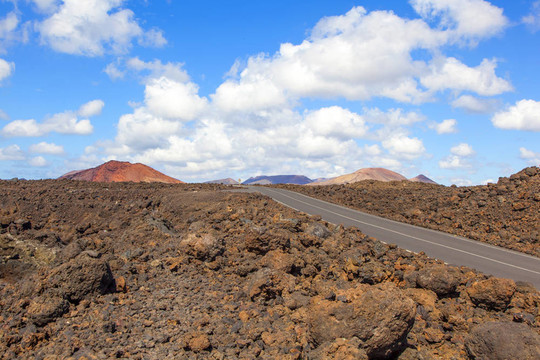 穿過熔巖巖和火山山脈的道路。洛杉磯hervideros。
