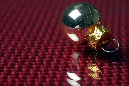 黃金圣誕球反射