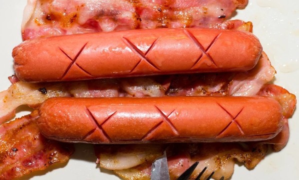 兩個(gè)香腸在熏肉