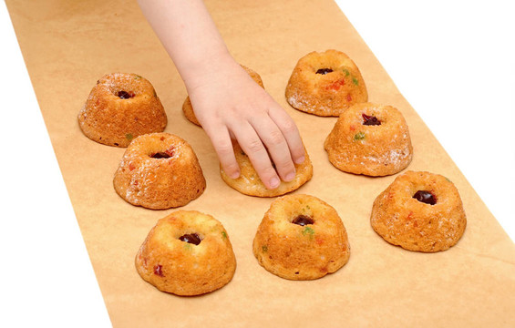 孩子的手伸向一個(gè)美味的蛋糕
