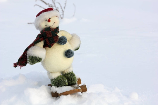 快樂的雪人滑雪