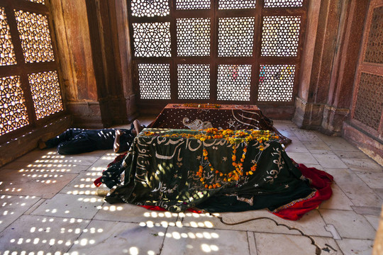在法塔赫布爾西格里賈瑪清真寺大理石墓地記得伊斯蘭神圣的人